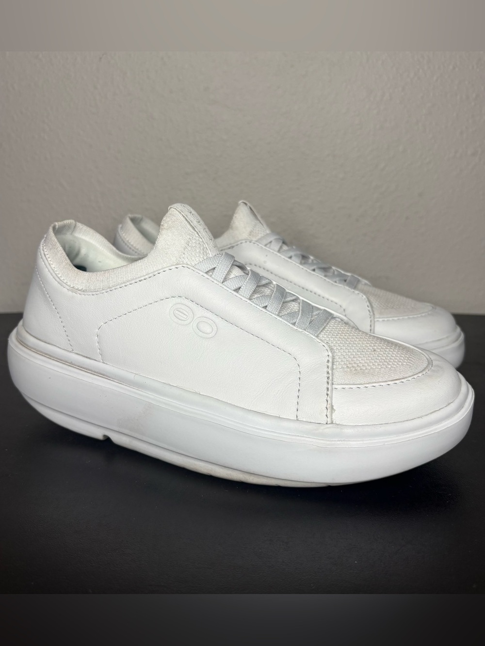 Oofos OOmg Club+ Sneakers Womens 7.5 White Leather Recovery Comfort Shoes 7070